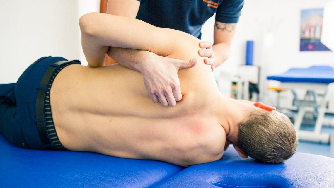 Wie Physiotherapie Rückenschmerzen nachhaltig lindern kann