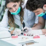 Warum ein Job Zahntechniker gute Verdienstmöglichkeiten und Stabilität im Berufsleben bietet